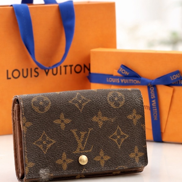 Louis Vuitton Handbags - Authentic Louis Vuitton Vintage Monogram Compact Wallet As-Is